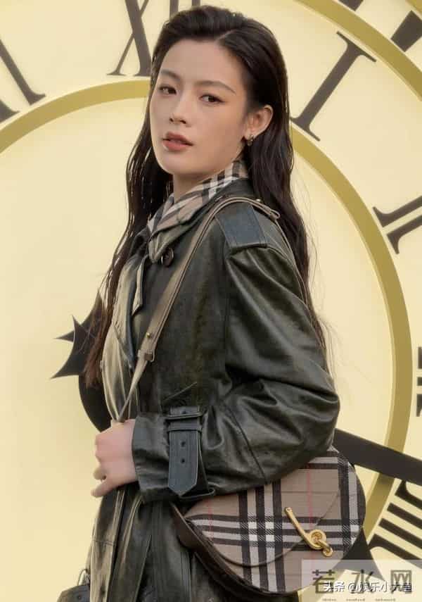 陈丽君现身精品店开幕活动，皮衣配湿发背头，刚柔并济的气质好美