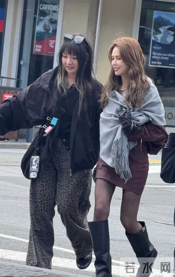 昆凌短裙黑丝袜长皮靴新西兰拍摄，近距离看真美！