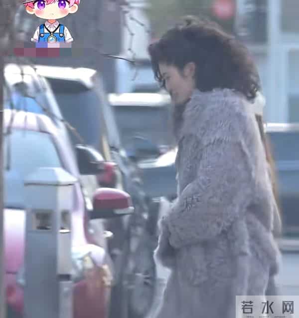 何穗产后复工，烫爆炸头五官变柔和，和陈伟霆交替带娃搭配默契