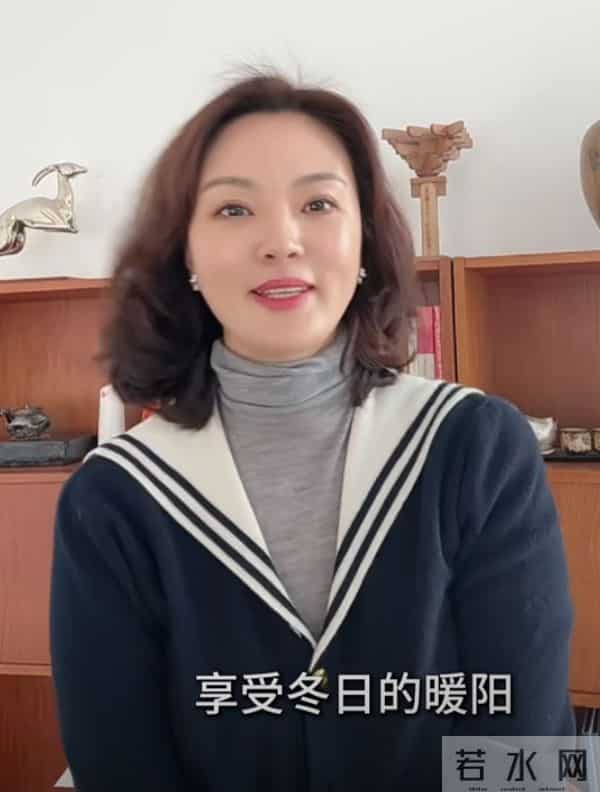 刘芳菲学院风穿搭出镜，卷发搭海军领开衫，优雅又精致