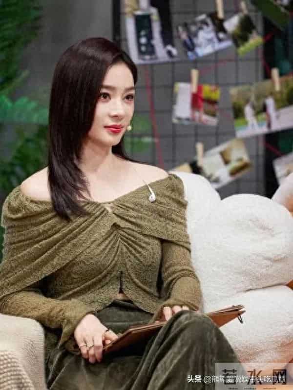 袁姗姗换风格后大变样！穿露肩上衣+丝绒半身裙，高级又洋气！