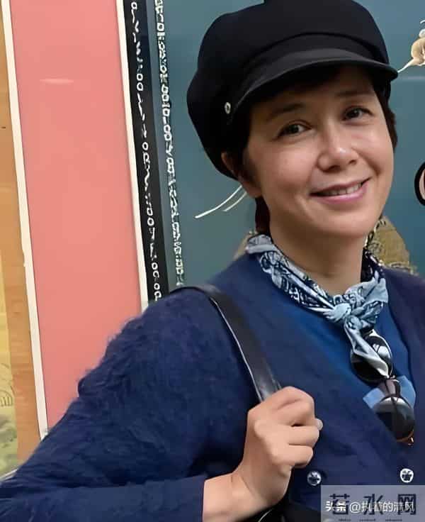 59 岁蒋雯丽在街头被偶遇，又瘦又老，一代女神也老了