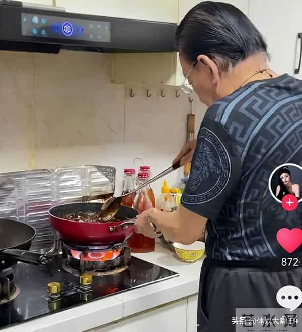 79岁侯耀华晚年凄凉！独居北京无人照料，别墅内又脏又乱无处下脚