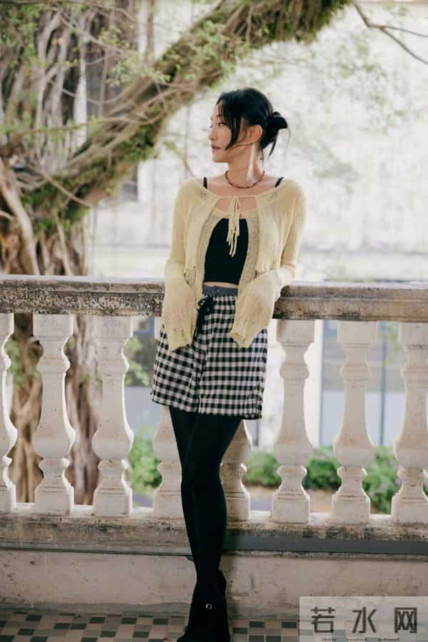 周迅短裤配黑丝袜，娇艳美丽！