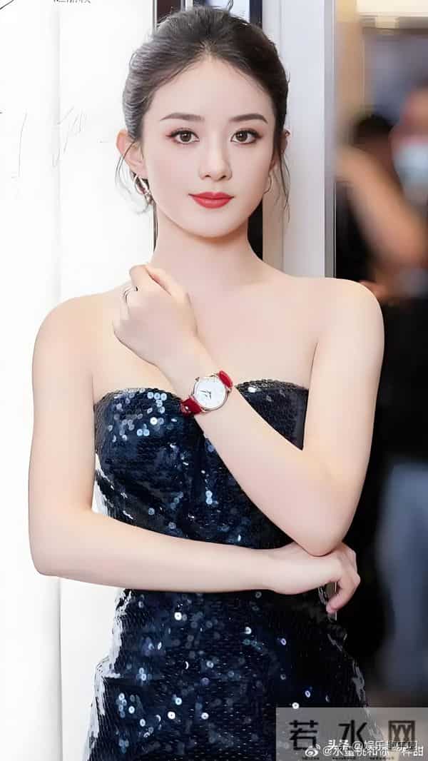 鎏金裙装衬着浅笑，每一缕光影都在诉说她的明媚