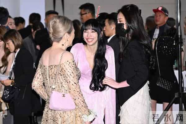 李靓蕾参加许玮甯婚礼,深V长裙抢风头,笑起来嘴很大被嘲讽