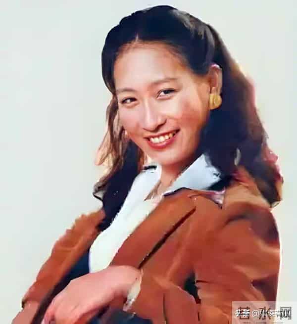 她嫁给了英国老公，选择在西班牙定居，没想到68岁瘦到快脱相