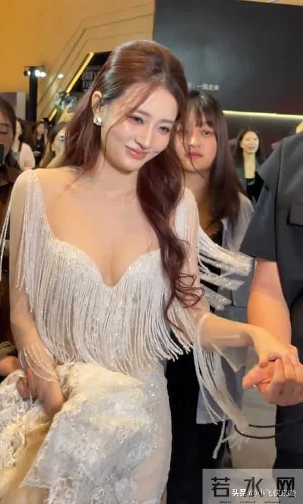 徐璐时装周穿透视装引围观，保安干预酿尴尬一幕