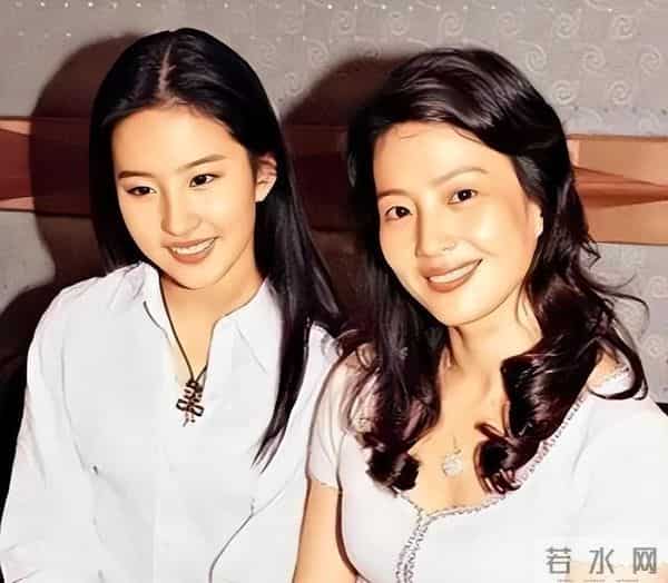 刘亦菲母亲刘晓莉：至今仍单身，身材傲人，长得比女儿还漂亮