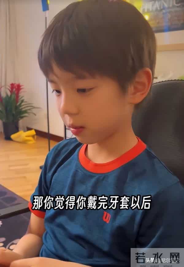 杜江带儿子看篮球，嗯哼与小时候判若两人，摘掉牙套大笑自信多了