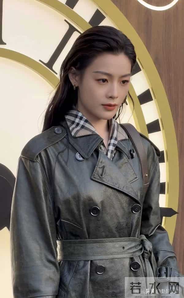 陈丽君现身北京王府井，一身绿皮风衣搭配湿发，美得毫不费力！