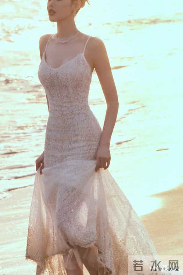 张天爱也太美了！透视吊带裙，身材婀娜多姿