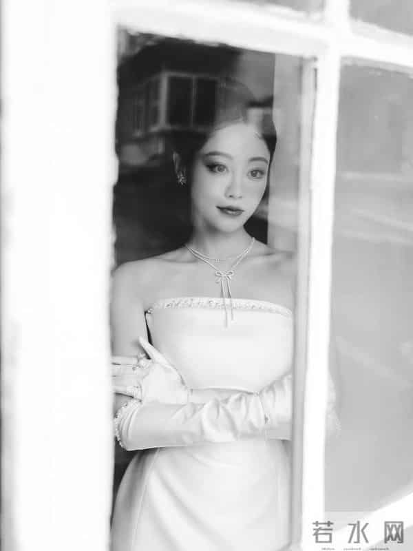 祝绪丹白色抹胸裙