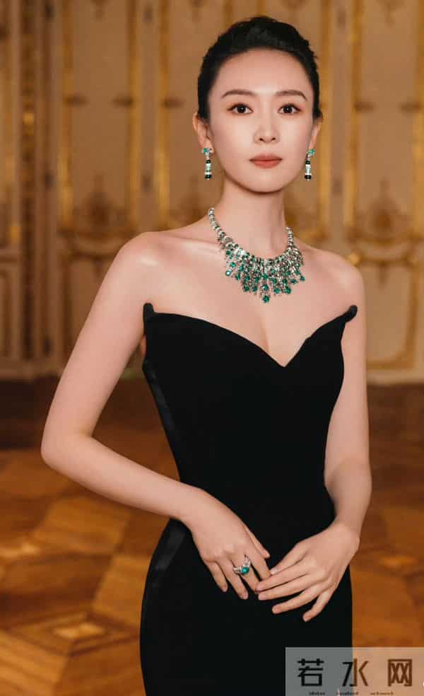 童瑶：黑色开叉长裙，搭配黑色一字带高跟鞋