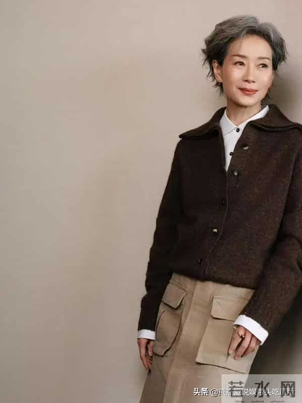 62岁叶童太会穿了！翻领毛衣+半身裙+长筒靴，时髦洋气又高级！