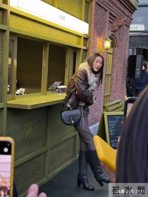 刘雯亮相线下活动，长腿成焦点，网友直呼“恐高”！