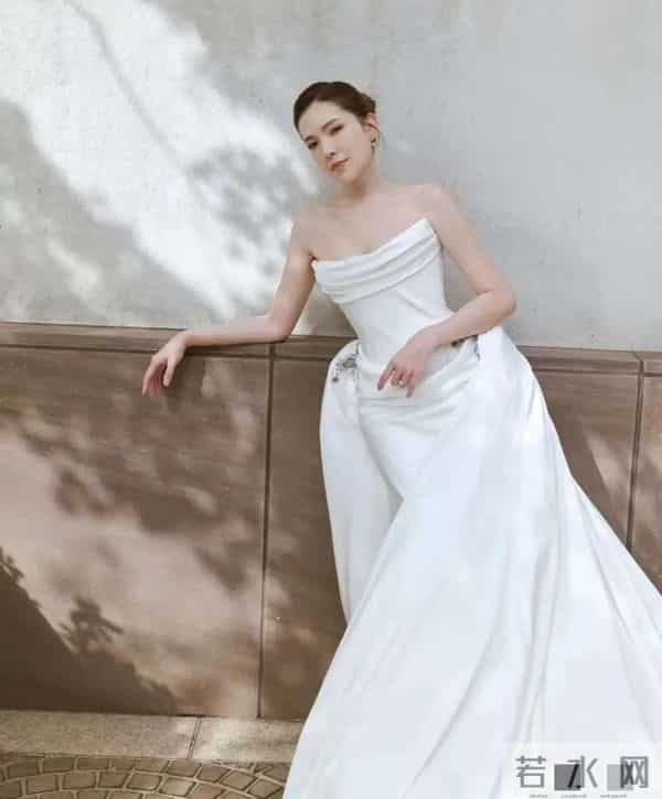 邱泽许玮甯3个月儿子正脸曝光，腿长惊人 目测能长到1米8