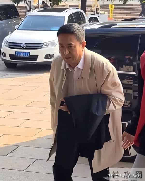 离婚传闻真相大白1年后，55岁张嘉益近况曝出，一点也不让人意外