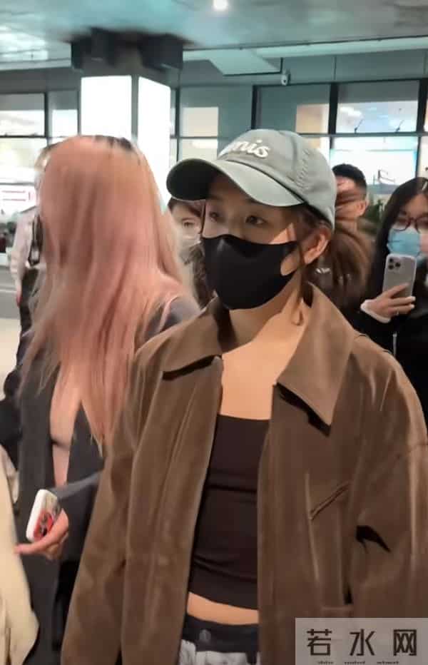 陈梦抵达厦门机场，麂皮棕外套配棒球帽，又飒又美