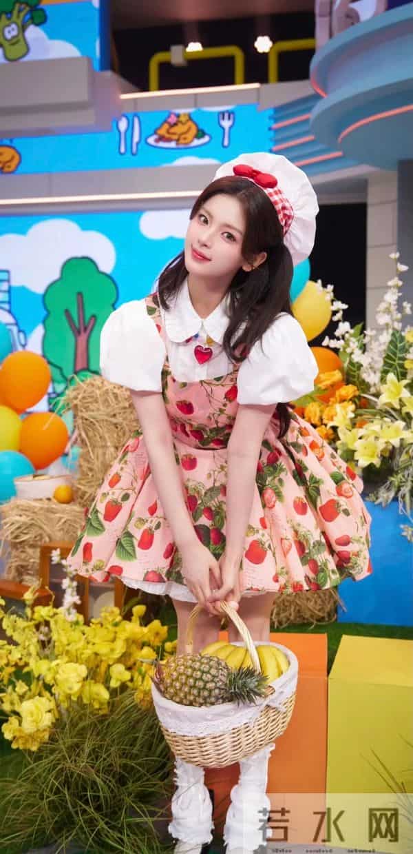 杨超越,美厨娘和她的蔬菜合影啦!这身穿搭氛围感绝啦!