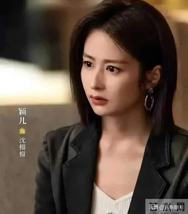 颖儿手机店被偶遇，生图皮松肉垮还歪嘴，穿超短裙腿白嫩还修长