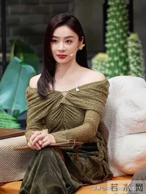 袁姗姗换风格后大变样！穿露肩上衣+丝绒半身裙，高级又洋气！