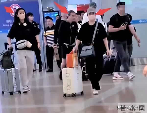 57岁江珊近照曝光，脸垮嘴斜，满头白发，女神成老太，让人太心酸