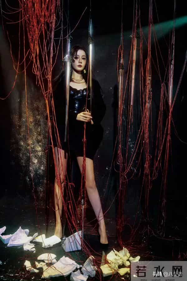 热巴这身材简直是极品，又美又飒，眼神又是那种清冷厌世型！