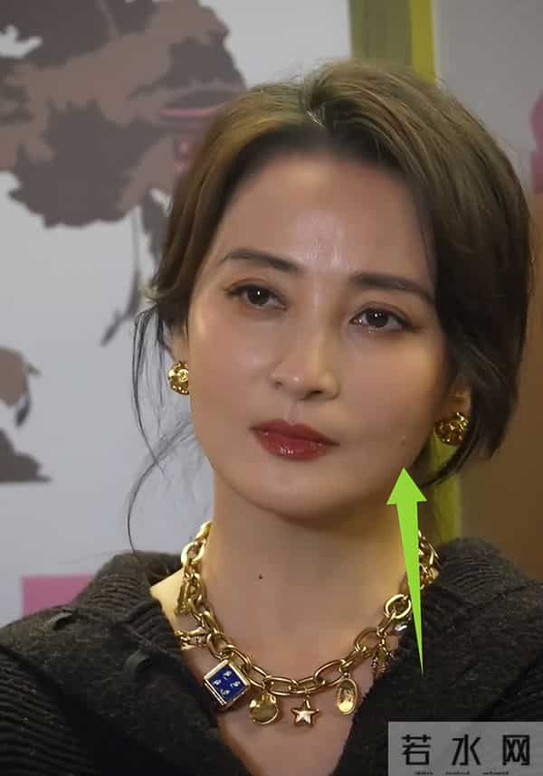 蒋勤勤也没想到，50岁痘痘不遮满脸富态的她，竟把超模的风头抢了