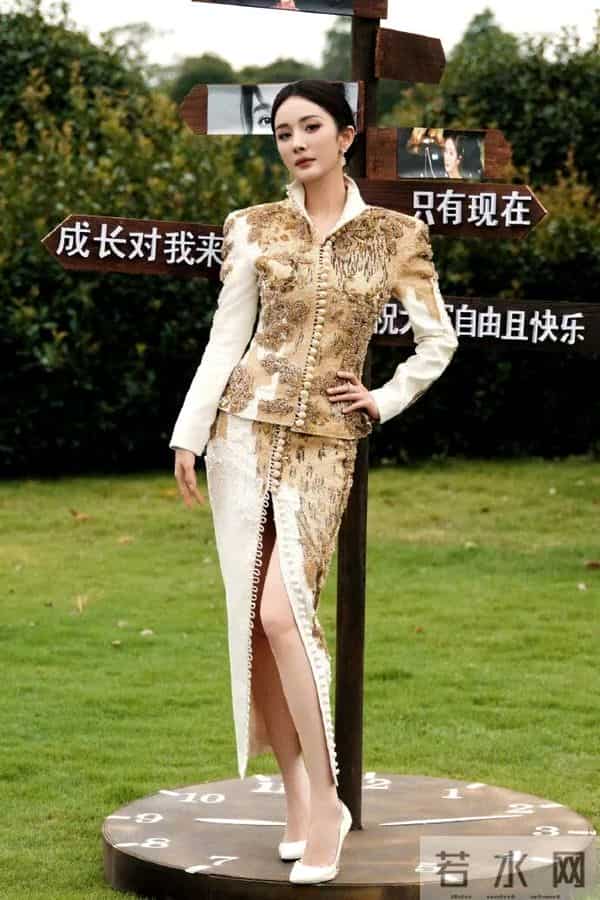 杨幂鎏金旗袍配红底鞋，这腰臀比是女娲炫技吧！