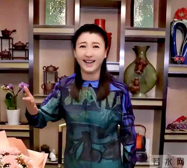 住千万豪宅，却熬夜赚辛苦钱？53岁闫学晶近况，给所有女性提个醒