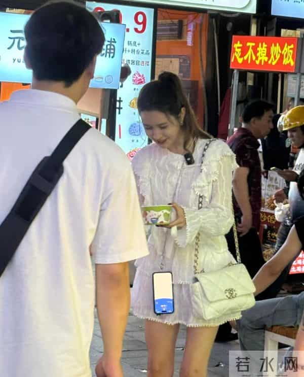 李多海在上海逛夜市，打扮像清纯女大学生，全程用中文和店家沟通