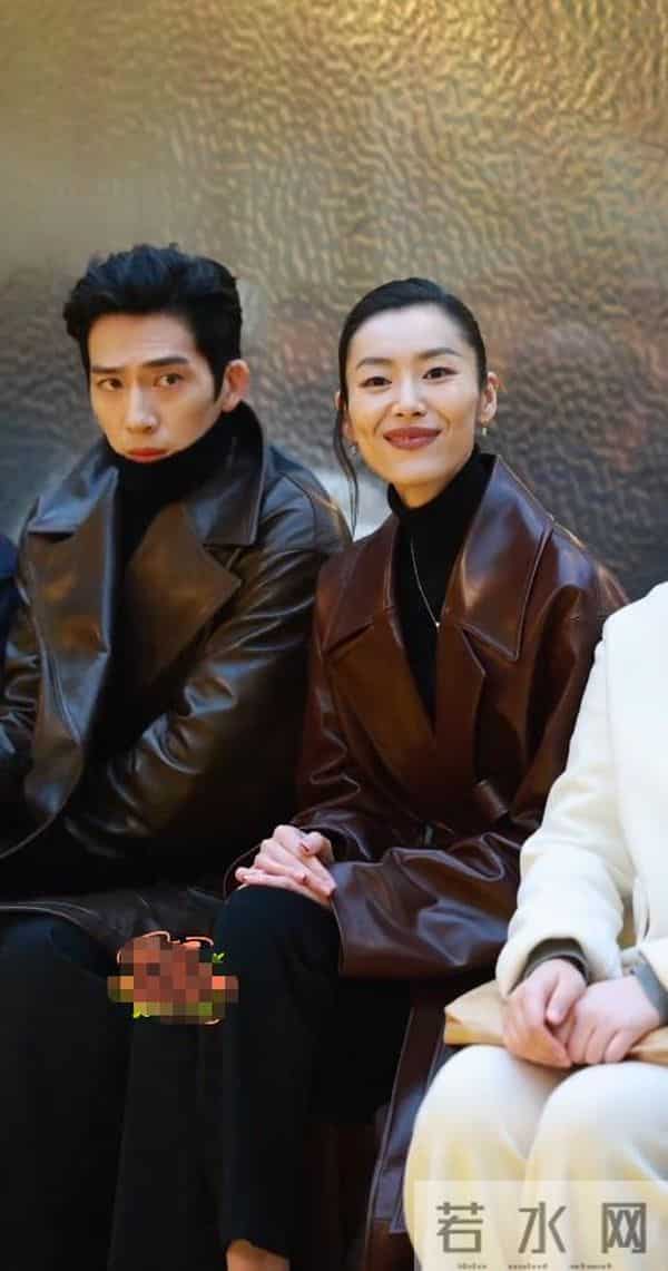 刘雯现身北京活动，深V衬衫配雨靴，扁胸扁屁股好抢眼