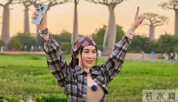 一场生日，戳穿了58岁那英的江湖地位，周深确实一个字都没说错