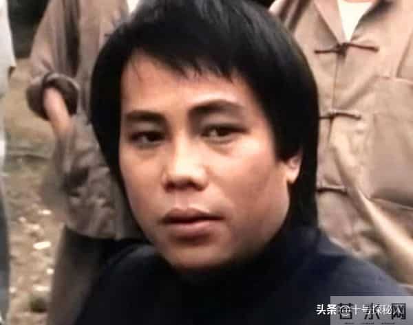 “陈真”梁小龙：定居成都当老板，77岁身手矫健，儿女双全很幸福