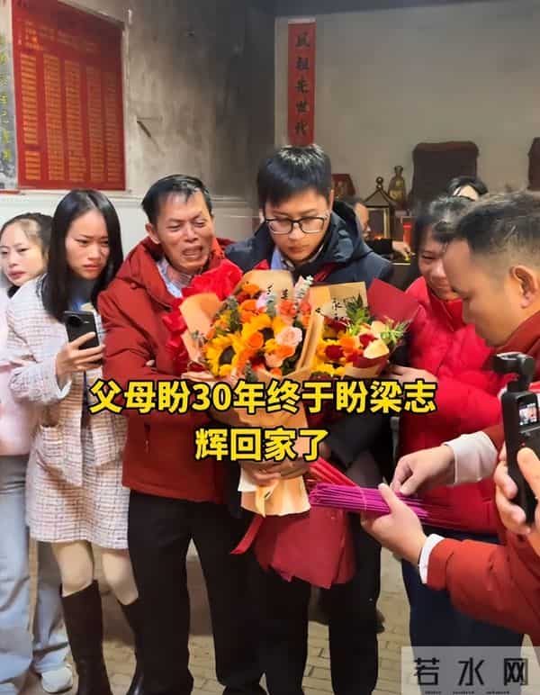 梁志辉露面了！五官随妈妈长相神似弟弟，80岁奶奶挤进人群送红包