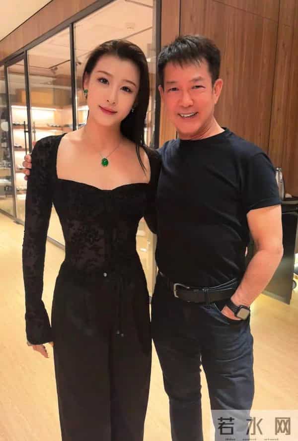 68岁元彪现身广西，和美女舞蹈家吃晚餐，肌肉饱满，身材练得超好