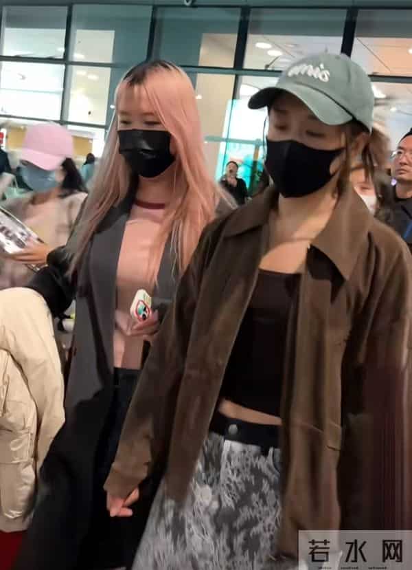 陈梦抵达厦门机场，麂皮棕外套配棒球帽，又飒又美