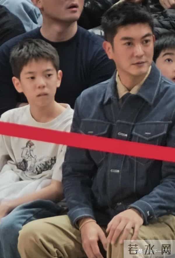 12岁嗯哼下巴后缩 小小一只 没有遗传双眼皮 脸型像杜江 五官像霍思燕