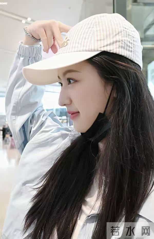 一场视觉盛宴!裴佳欣的美让人眼睛一亮