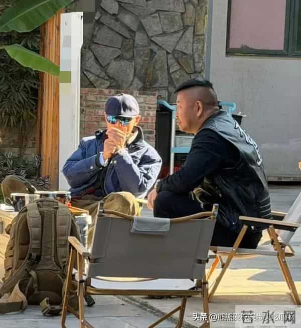 网红大冰在云南大理被偶遇，一边聊天一边抽烟，看起来好悠闲！