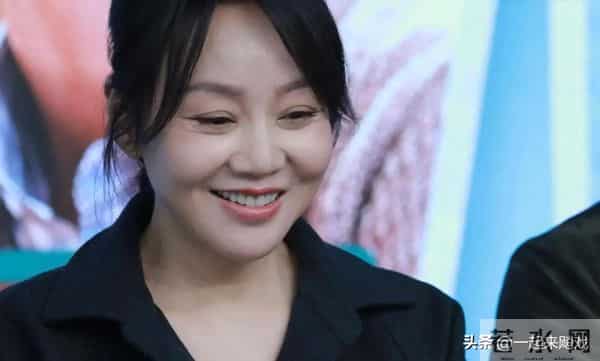 闫妮笑起来的梨涡依旧,眼神清澈明亮,美得如此真实、自然的女神