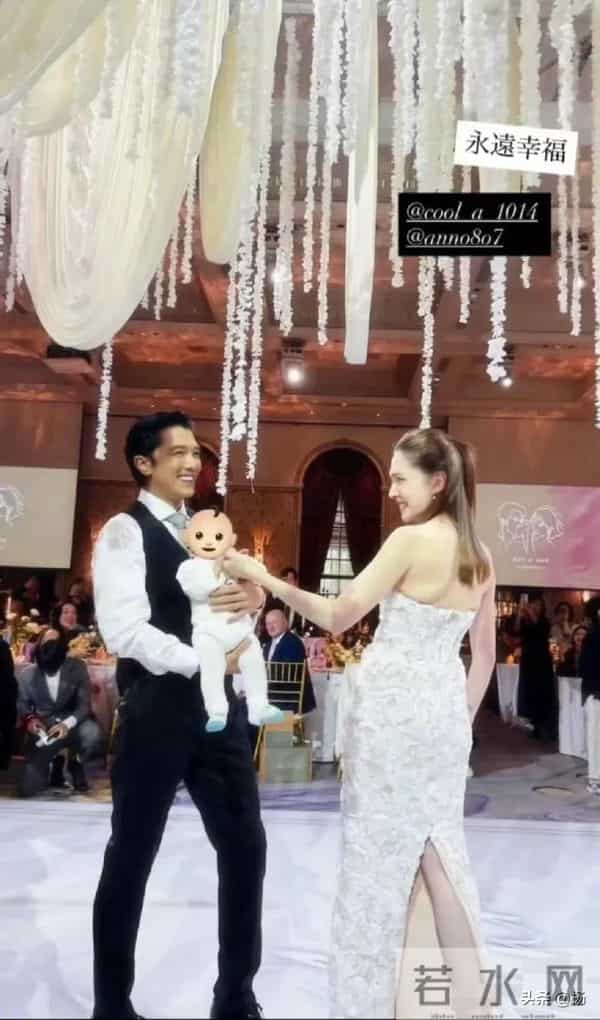 林心如霍建华现身邱泽婚礼，两对夫妇合照曝光，搭肩嘟嘴关系真好