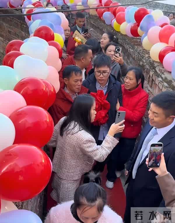 梁志辉露面了！五官随妈妈长相神似弟弟，80岁奶奶挤进人群送红包