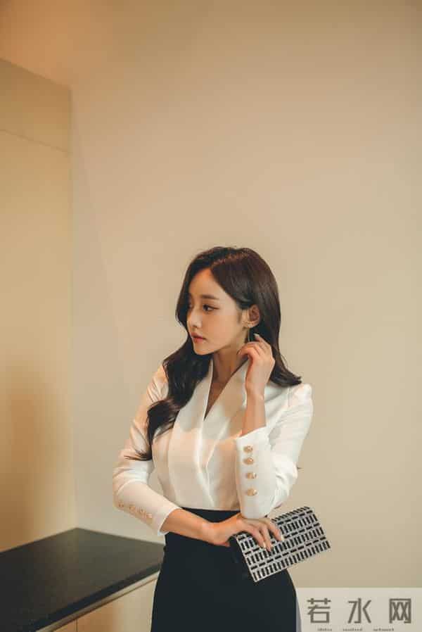 孙允珠『柏木白蜡织纺细腻职场小套裙』