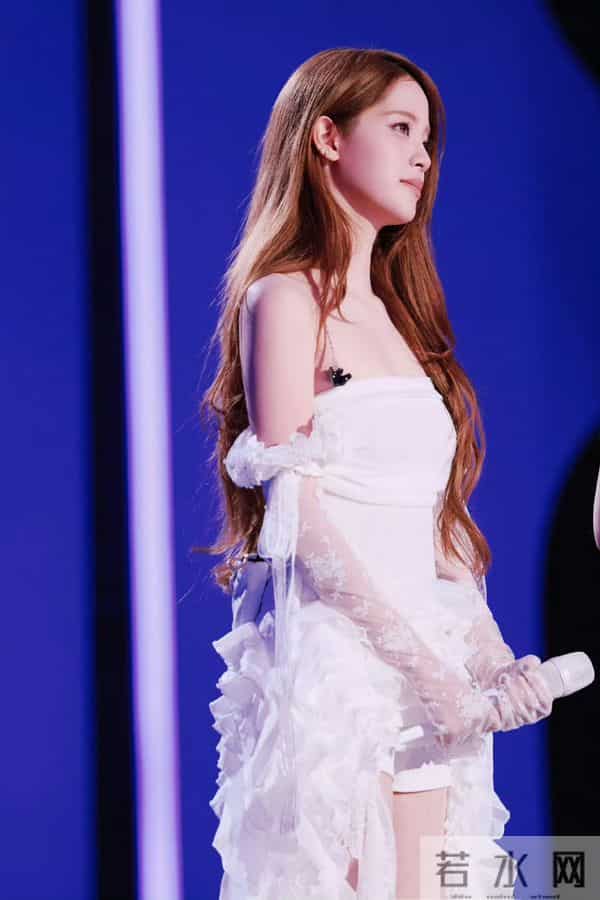 欧阳娜娜舞台戴白色蕾丝手套，穿白色丝袜，光彩照人