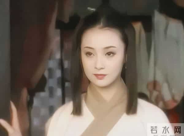 蒋勤勤也没想到，50岁痘痘不遮满脸富态的她，竟把超模的风头抢了