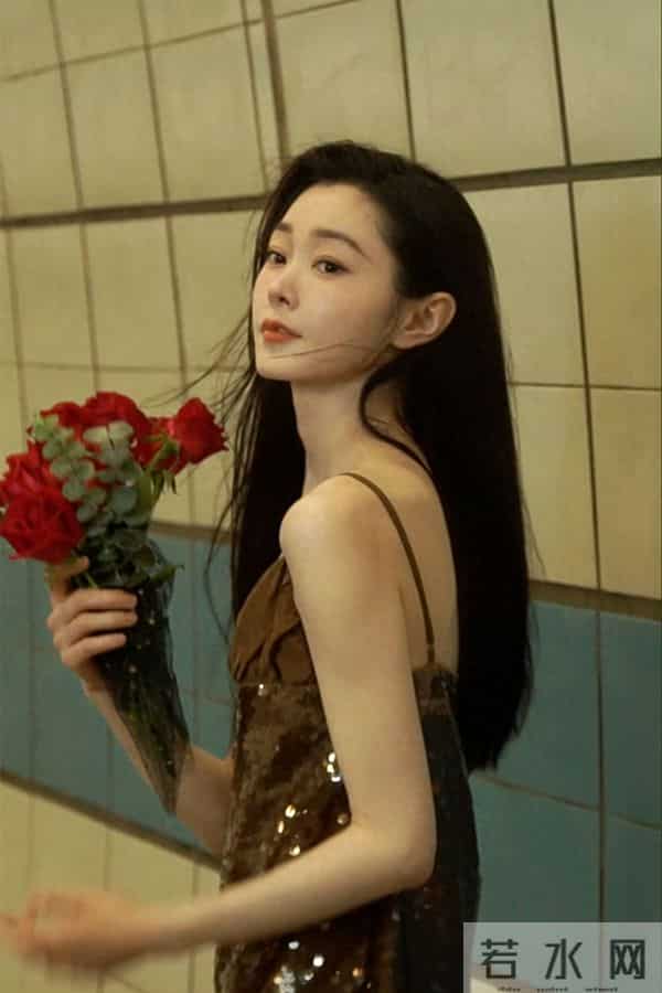 宋轶壁纸，手捧鲜花好美好灵动