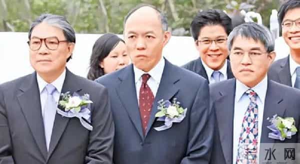 香港火灾四大家族纷纷捐款霍启刚发文霍家捐3000万李嘉诚拨8000万