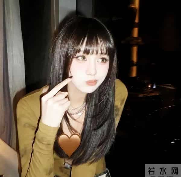 汪峰女儿小苹果早恋，穿沙滩短裤和男友合照，三任后妈章子怡最暖